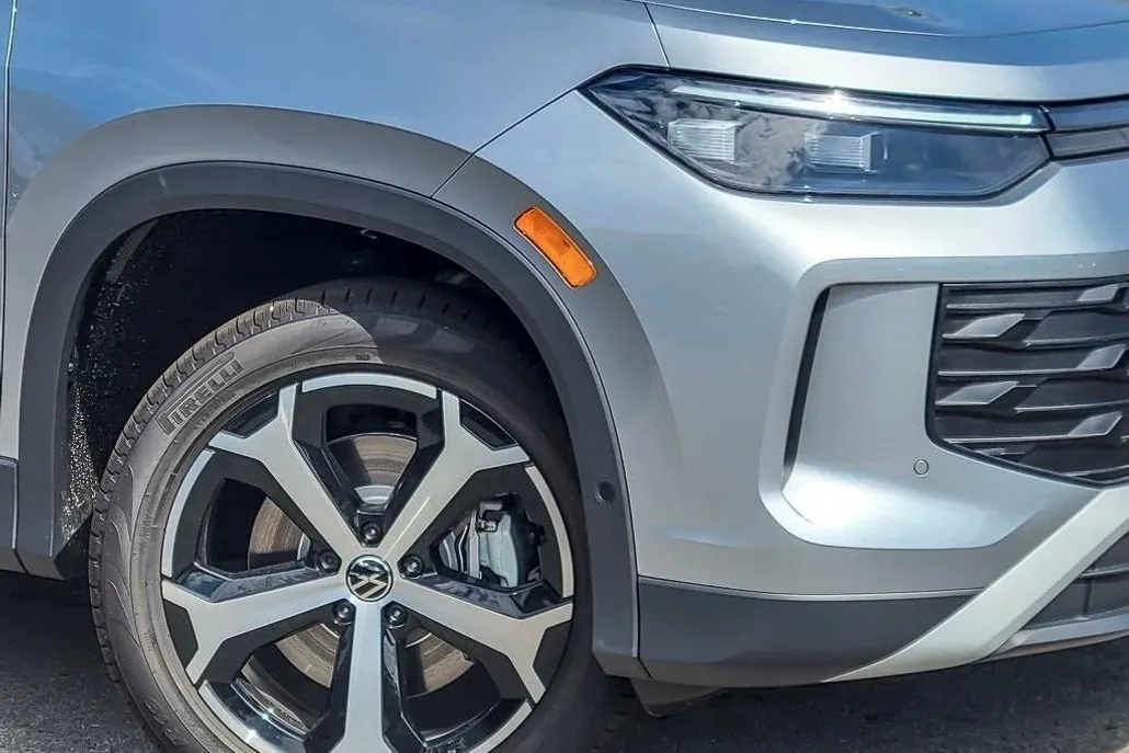 2025 Volkswagen Tiguan SE photo 1