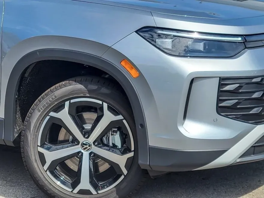 2025 Volkswagen Tiguan SE photo 1