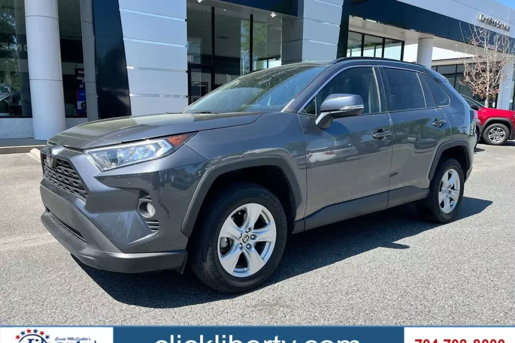 2021 Toyota RAV4 XLE photo 1