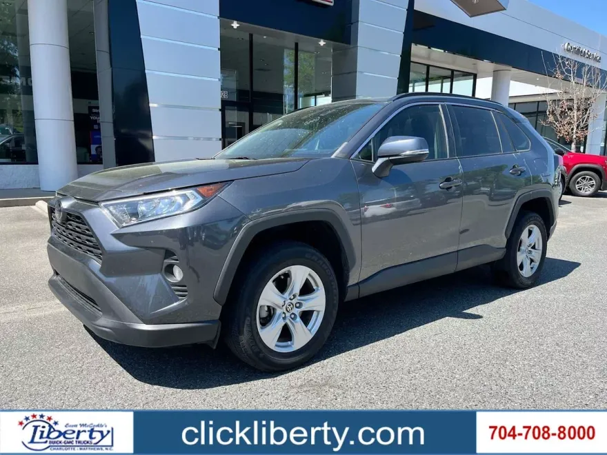2021 Toyota RAV4 XLE photo 1
