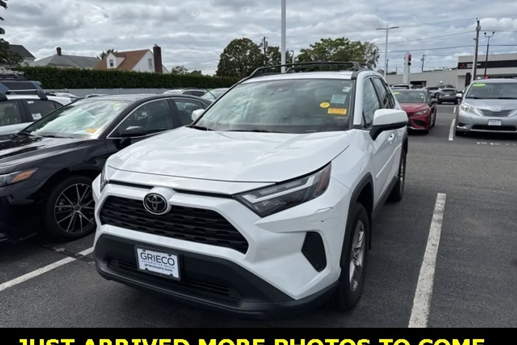 2022 Toyota RAV4 XLE photo 1