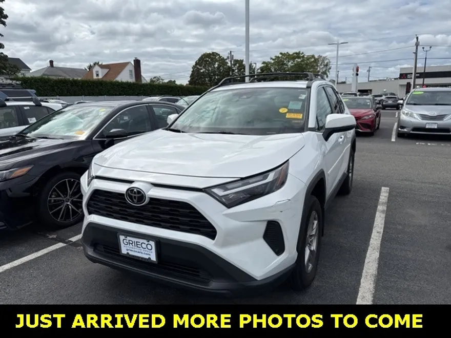 2022 Toyota RAV4 XLE photo 1
