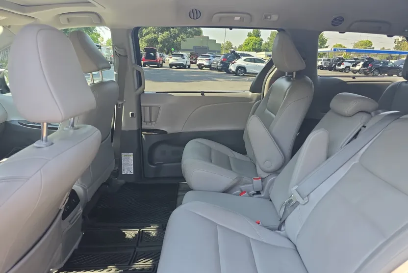 2019 Toyota Sienna XLE photo 1