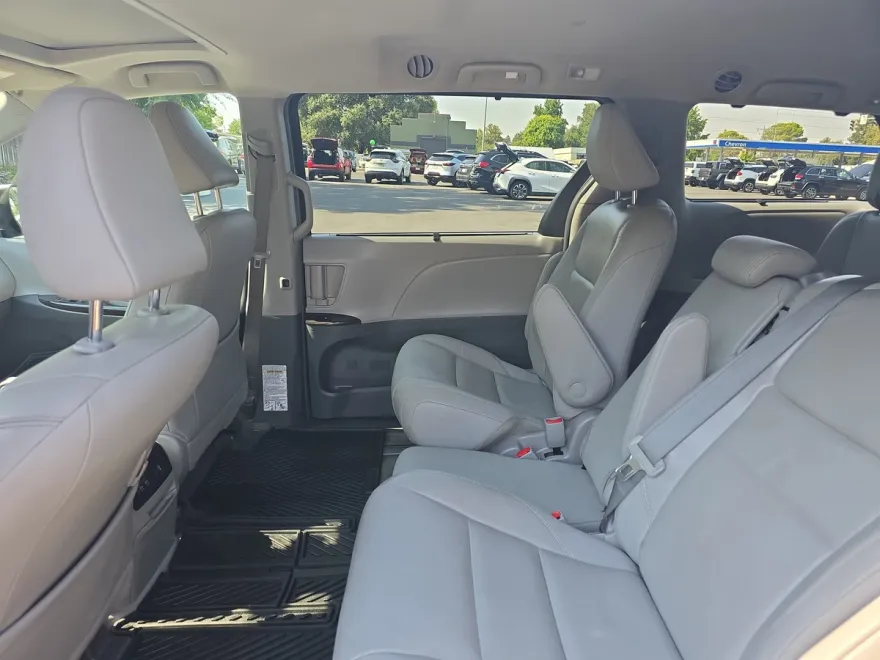 2019 Toyota Sienna XLE photo 1