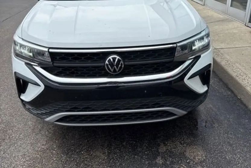 2022 Volkswagen Taos SE photo 1