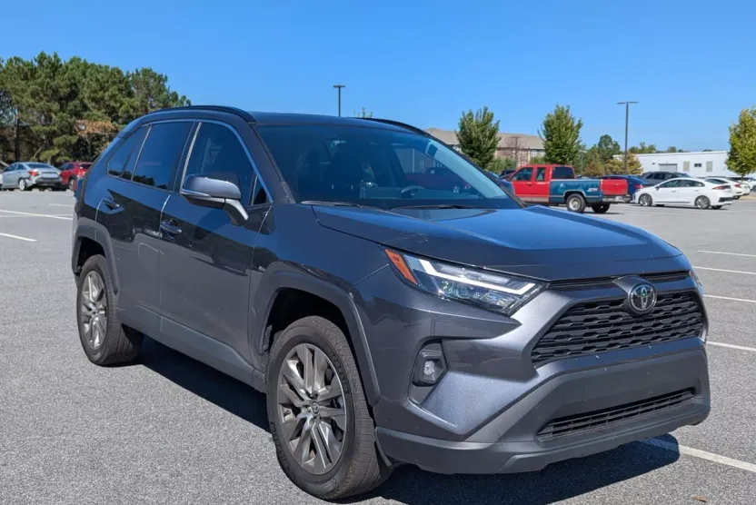 2022 Toyota RAV4 XLE Premium photo 1