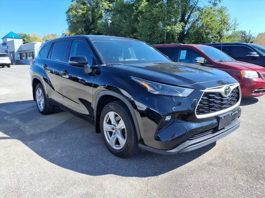 2023 Toyota Highlander LE photo 1