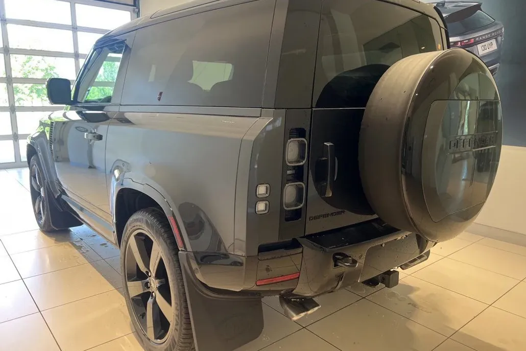 2024 Land Rover Defender 90 V8 photo 1