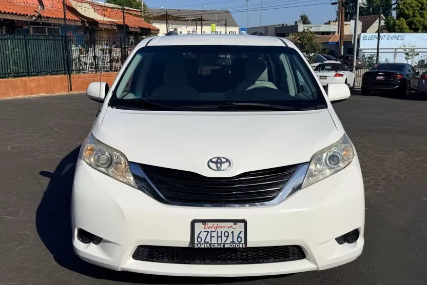 2013 Toyota Sienna LE photo 1