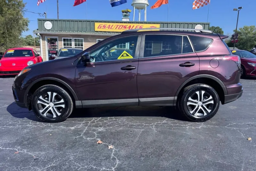 2018 Toyota RAV4 LE photo 1