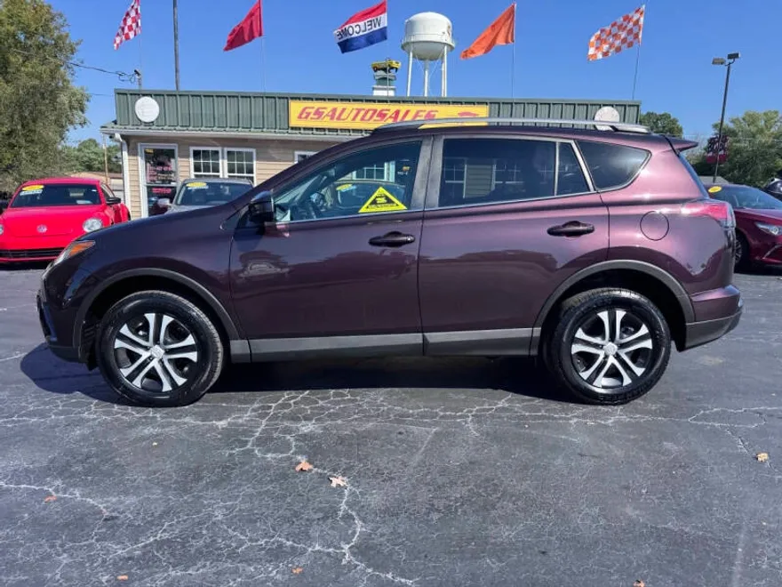 2018 Toyota RAV4 LE photo 1