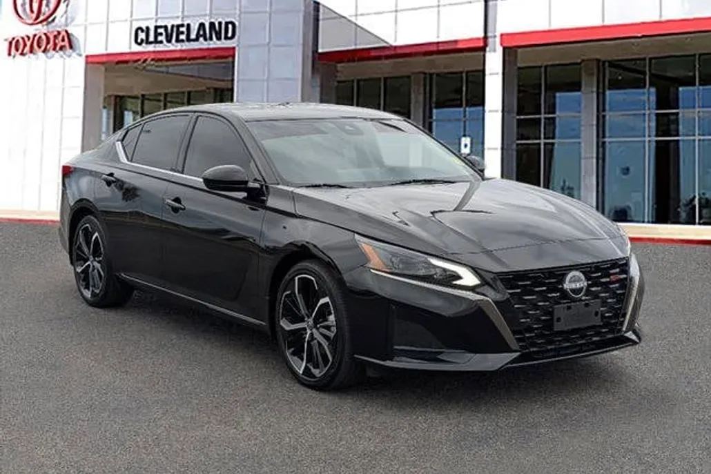 2024 Nissan Altima 2.5 SR photo 1