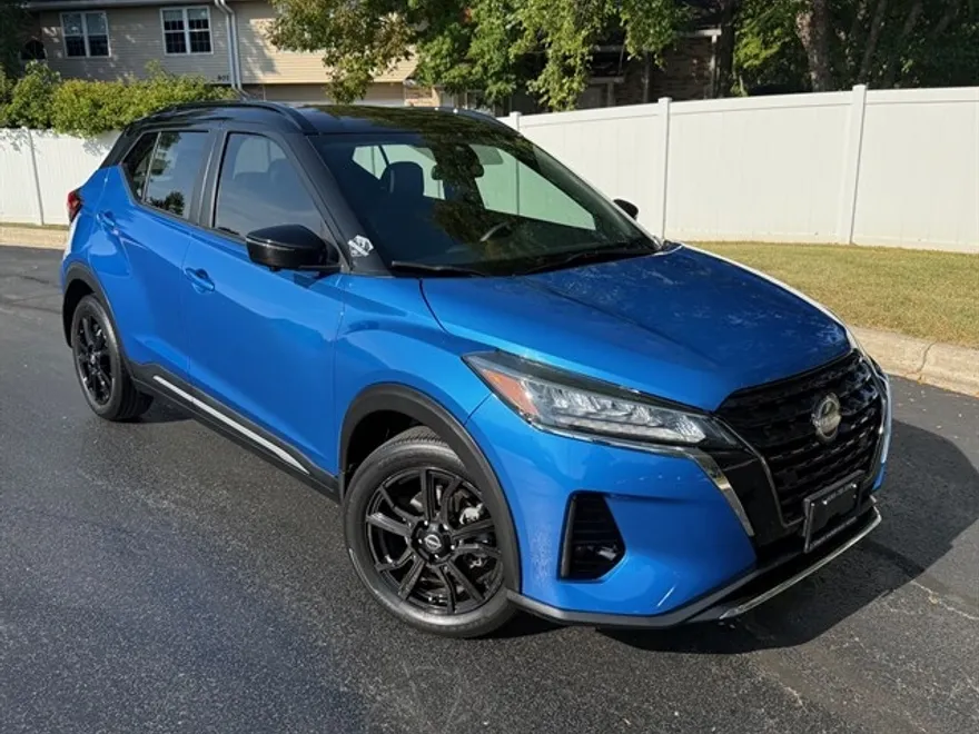 2023 Nissan Kicks SR photo 1