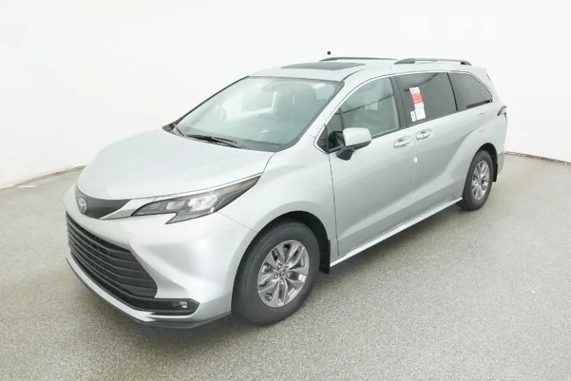2025 Toyota Sienna XLE photo 1