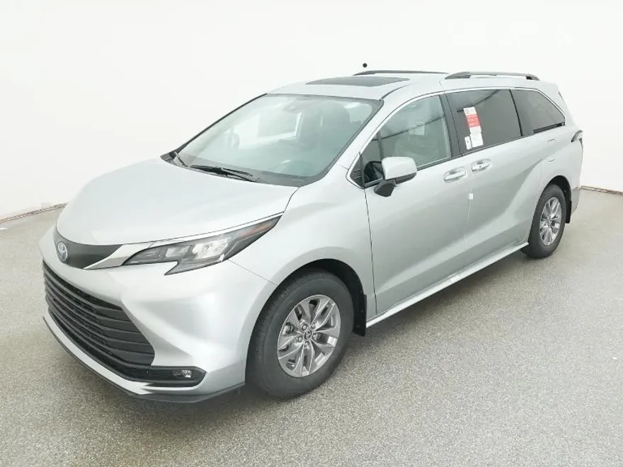 2025 Toyota Sienna XLE photo 1
