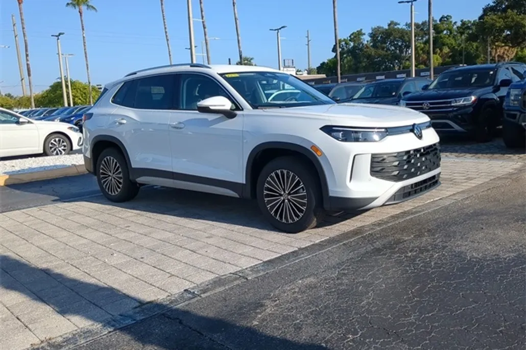 2025 Volkswagen Tiguan S photo 1