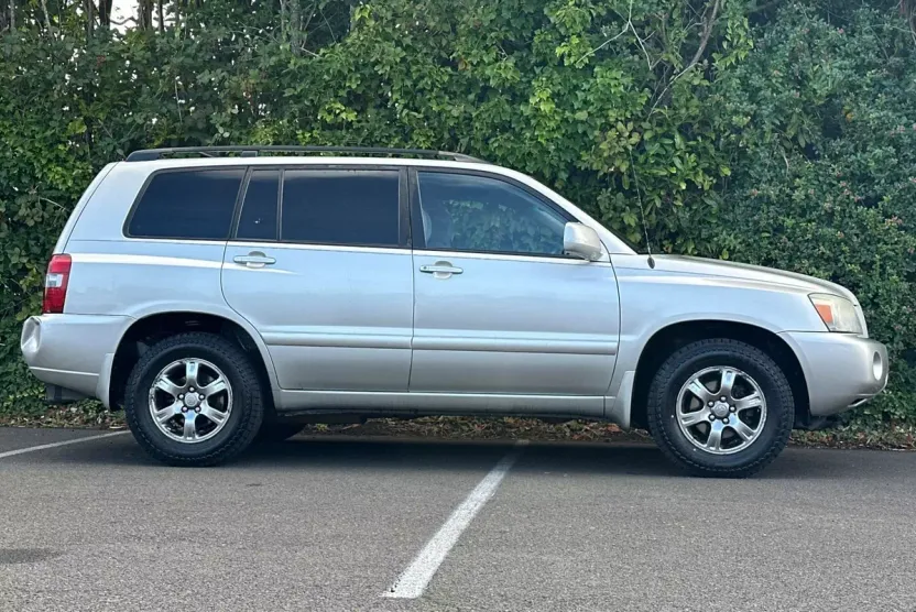 2004 Toyota Highlander Base photo 1