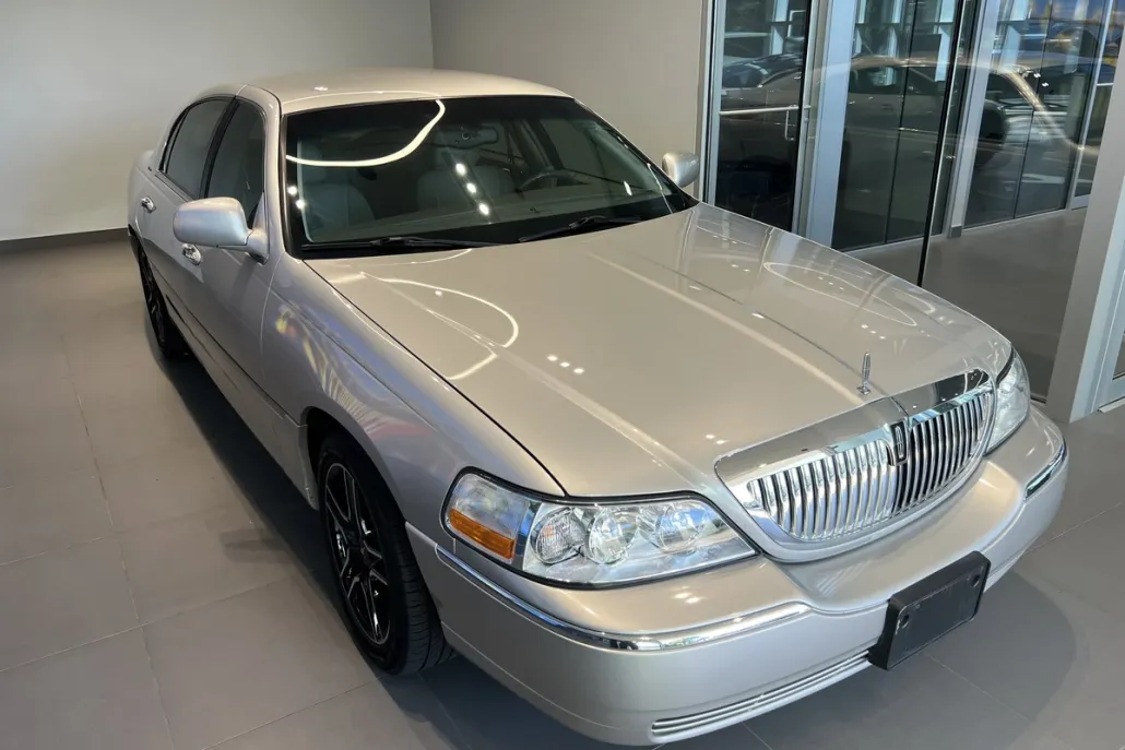 2003 Lincoln Town Car Executive photo 1