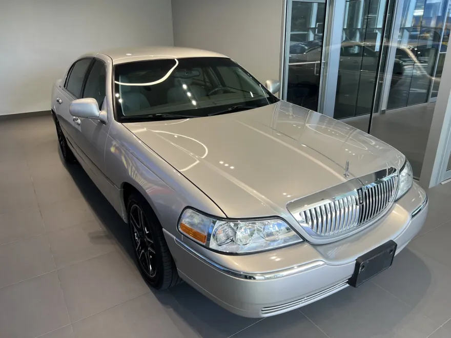 2003 Lincoln Town Car Executive photo 1