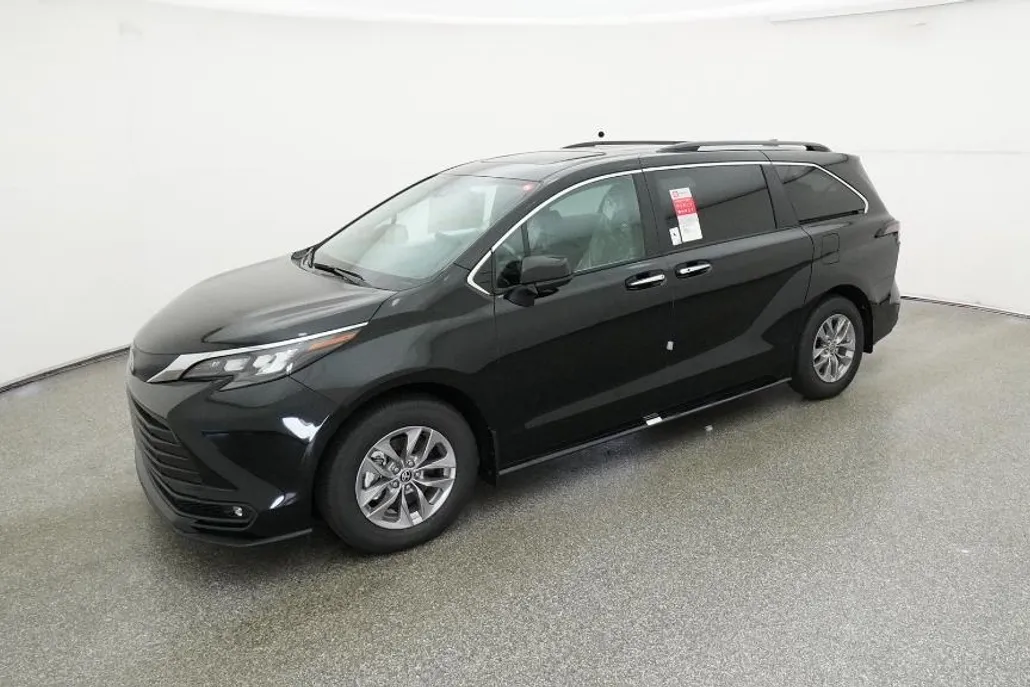 2025 Toyota Sienna XLE photo 1