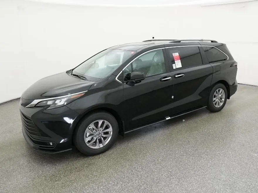 2025 Toyota Sienna XLE photo 1