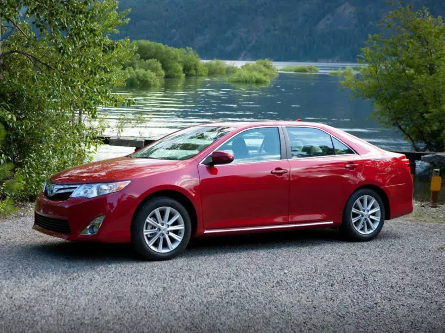 2013 Toyota Camry LE photo 1