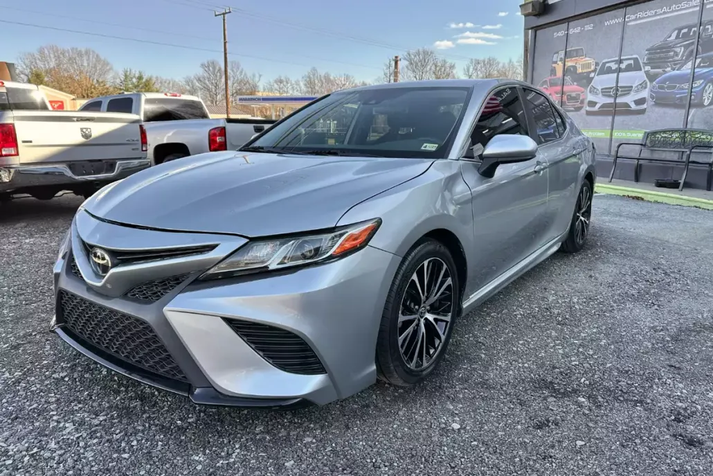 2020 Toyota Camry SE photo 1