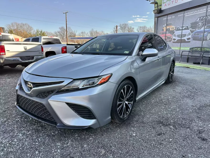 2020 Toyota Camry SE photo 1