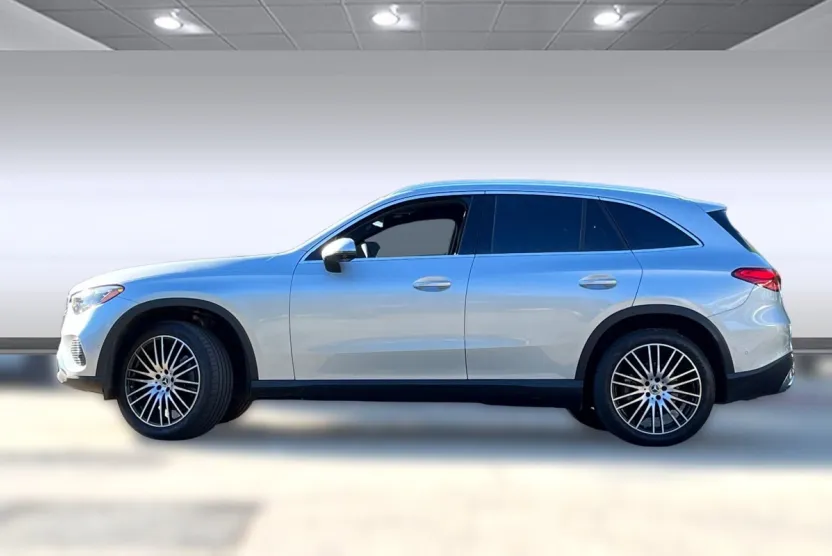 2023 Mercedes Benz GLC 300 photo 1