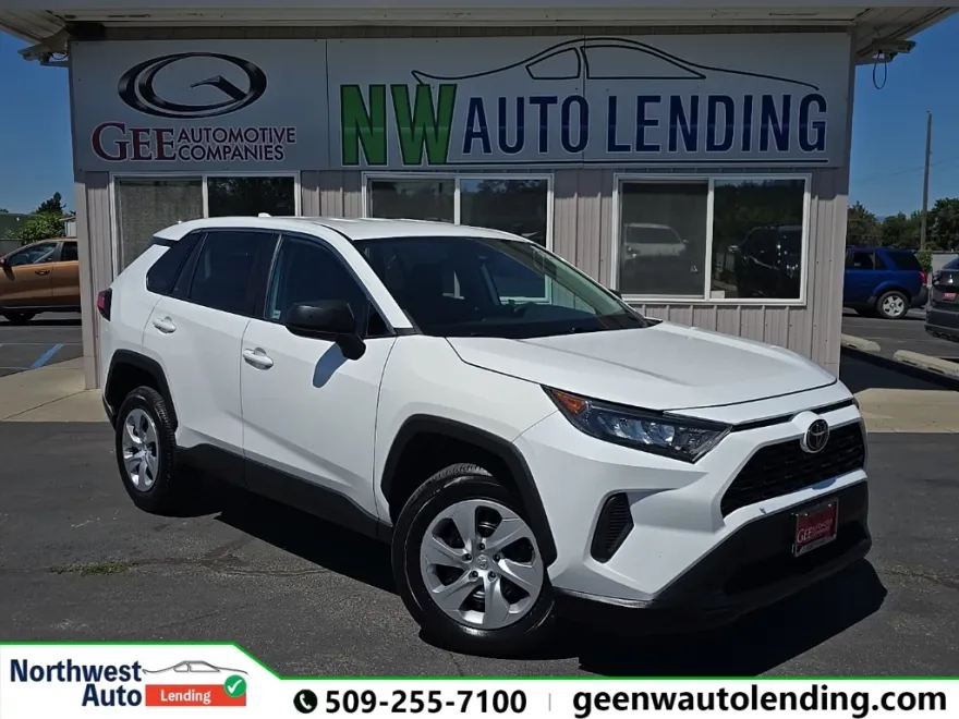 2022 Toyota RAV4 LE photo 1
