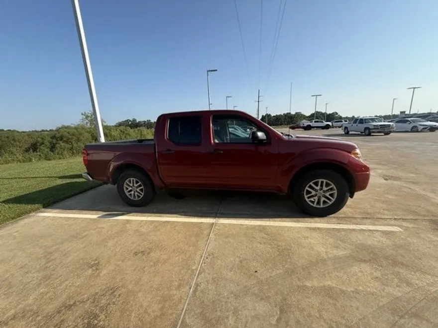 2015 Nissan Frontier SV photo 1