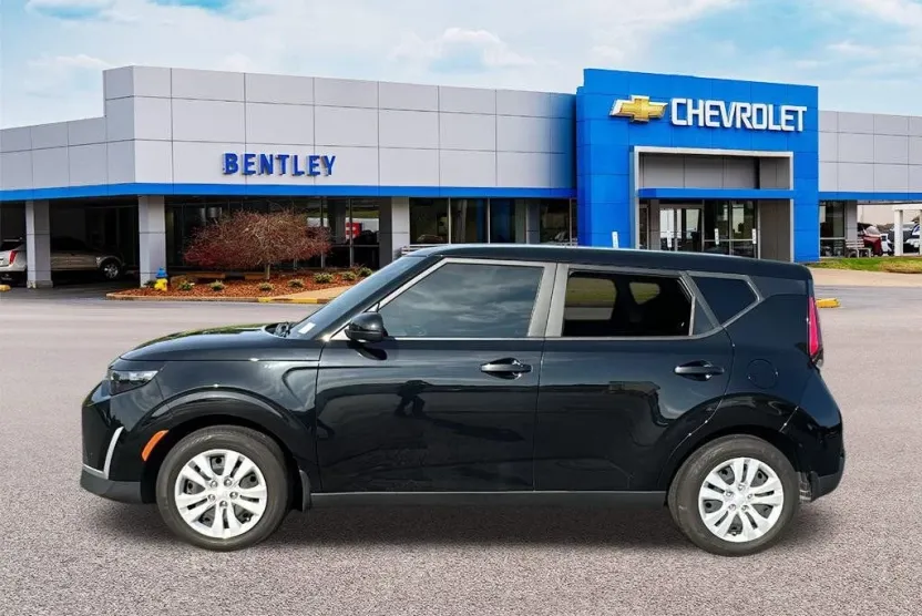 2023 Kia Soul LX photo 1