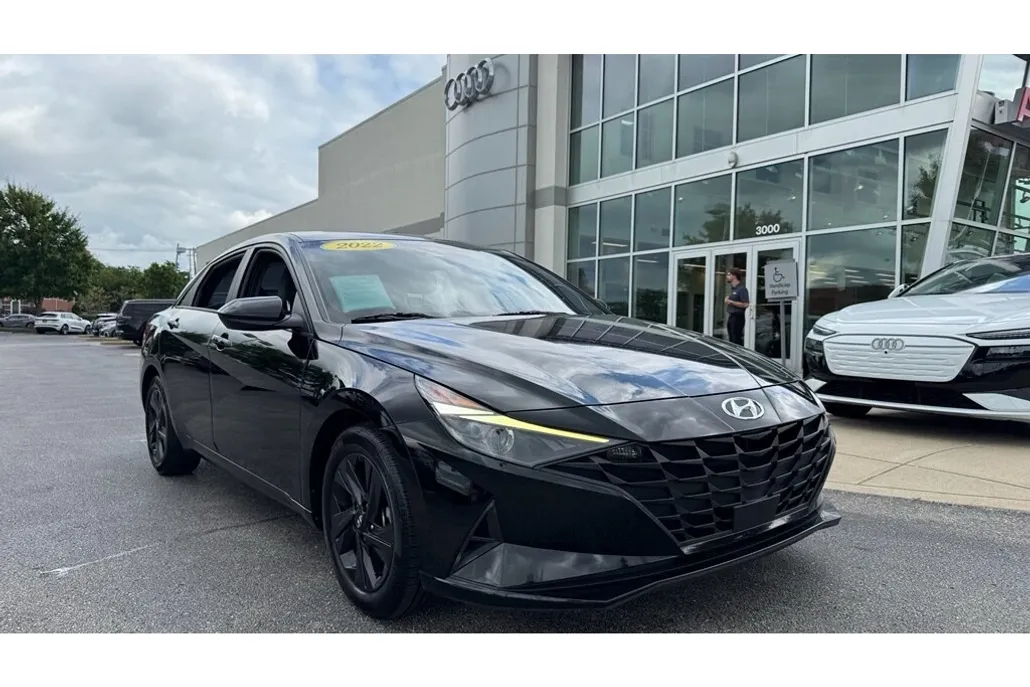 2022 Hyundai Elantra SEL Convenience photo 1