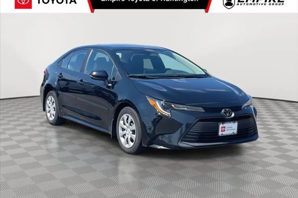 2023 Toyota Corolla LE photo 1
