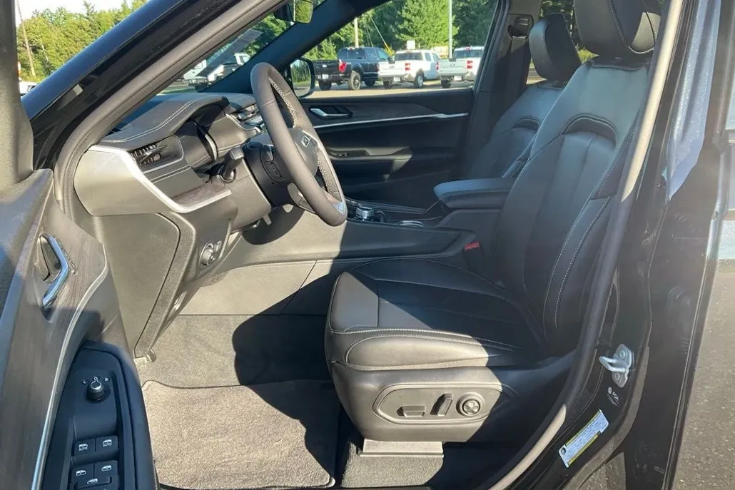 2025 Jeep Grand Cherokee Limited photo 1