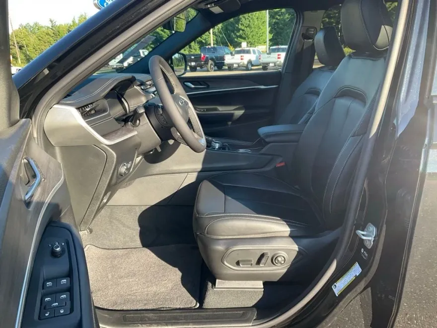 2025 Jeep Grand Cherokee Limited photo 1