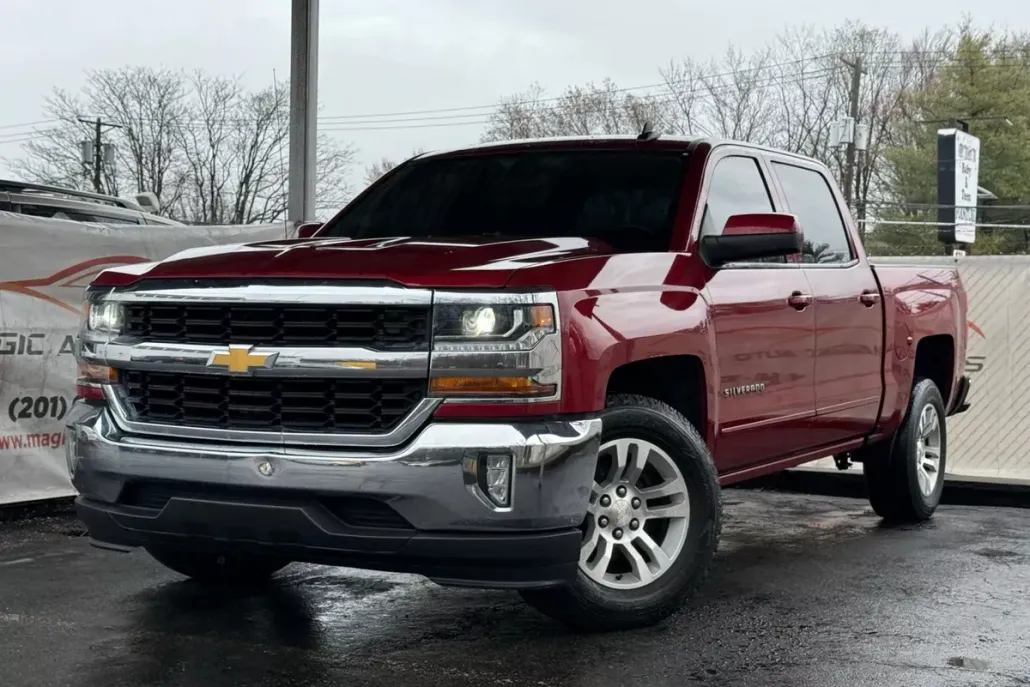 2018 Chevrolet Silverado LT photo 1