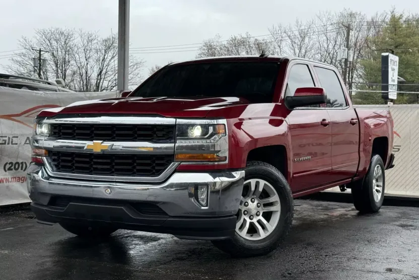2018 Chevrolet Silverado LT photo 1
