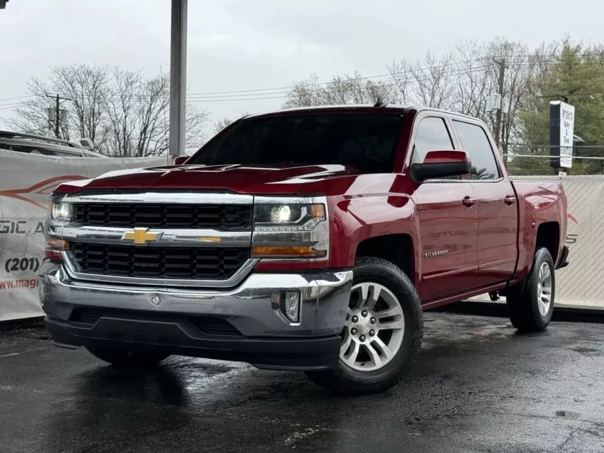 2018 Chevrolet Silverado LT photo 1