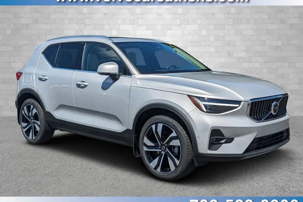 2025 Volvo XC40 Plus photo 1