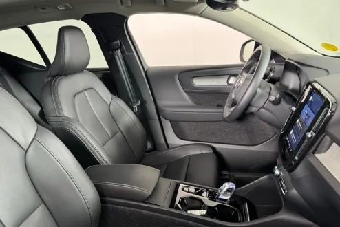 2025 Volvo XC40 Plus photo 2