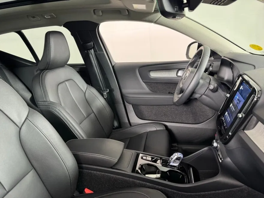 2025 Volvo XC40 Plus photo 2