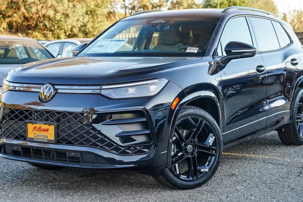 2025 Volkswagen Tiguan SE R-Line Black photo 1