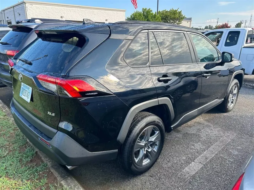 2024 Toyota RAV4 XLE photo 1