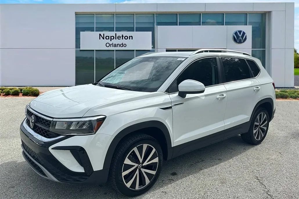2024 Volkswagen Taos SE photo 1