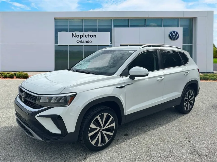 2024 Volkswagen Taos SE photo 1