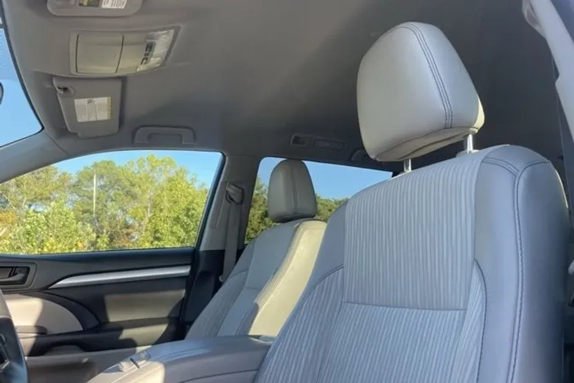 2016 Toyota Highlander LE Plus photo 1