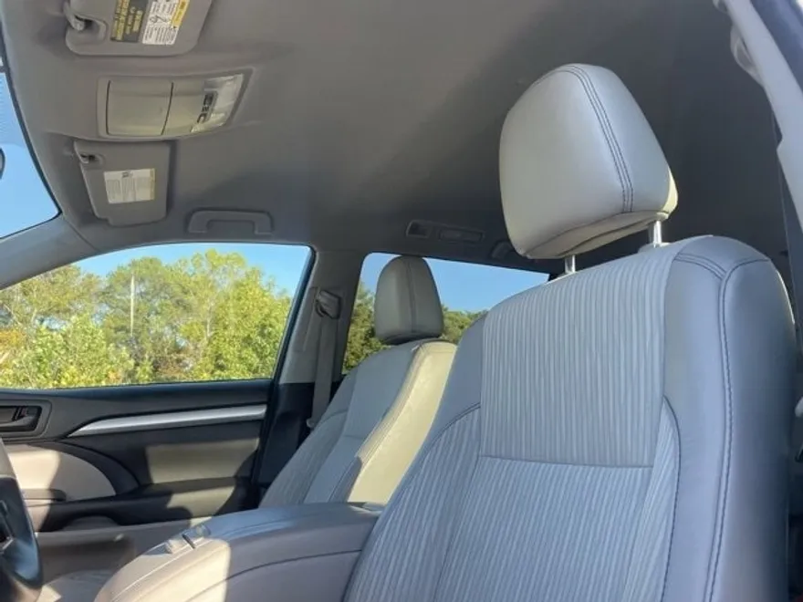 2016 Toyota Highlander LE Plus photo 1