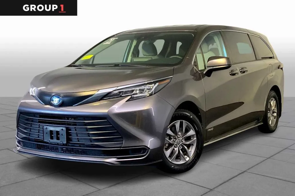 2021 Toyota Sienna LE photo 1
