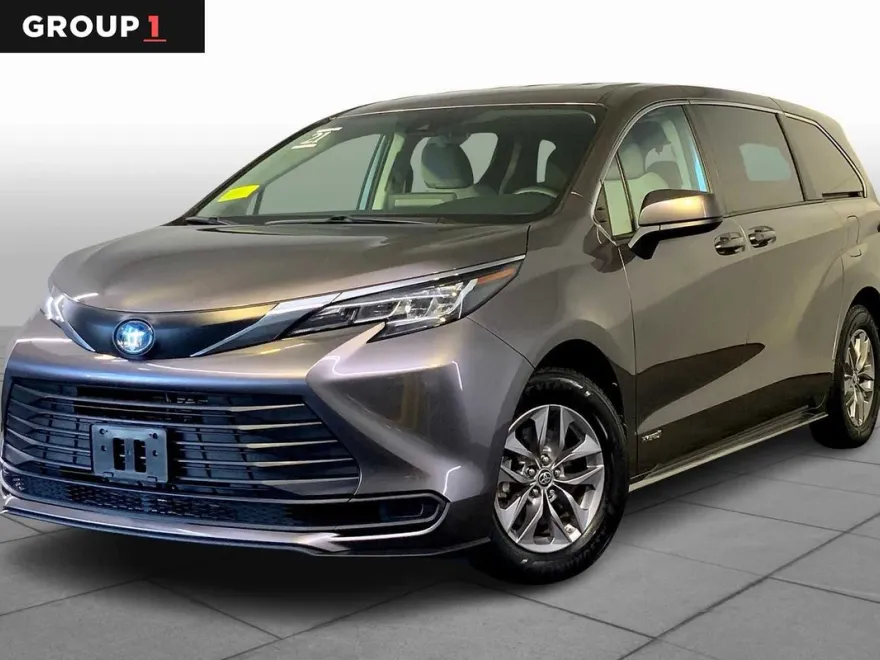 2021 Toyota Sienna LE photo 1